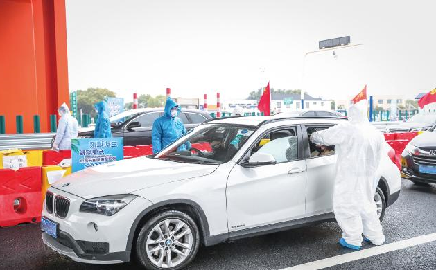 寒風吹起五彩雨披 道口防控嚴之又嚴——記在G60滬昆高速楓涇道口忙碌的防控工作者